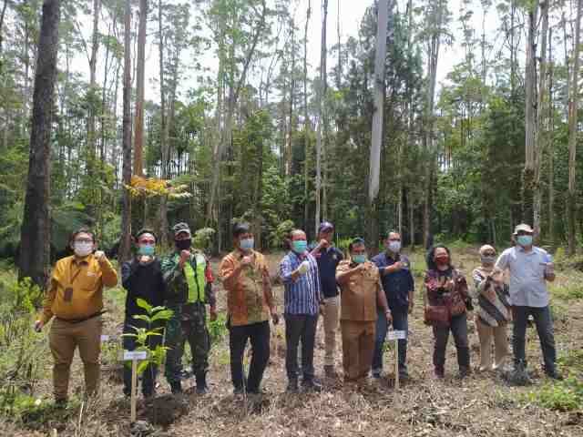Aksi penanaman pohon dan biopori di Ultah Tahura Bukit Barisan ke 32.(ist).