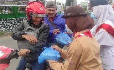 Salinsi MTsN Karo Berbagi Nasi dan Iftar