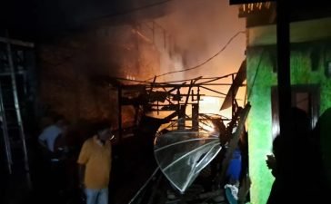 Empat rumah di Kabanjahe dilanda kebakaran hebat. (KARODAILY.id/Ist)