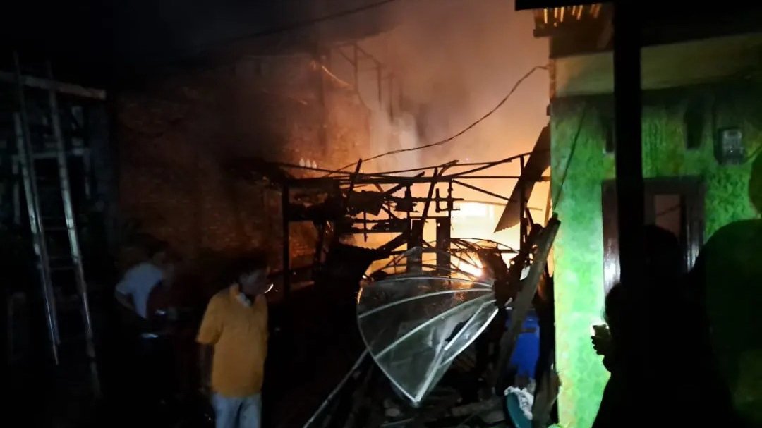 Empat rumah di Kabanjahe dilanda kebakaran hebat. (KARODAILY.id/Ist)