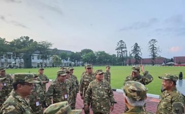 Presiden Prabowo Subianto bersama anggota Kabinet Merah Putih memakai seragam loreng komponen cadangan (komcad) di Akmil Magelang, Jawa Tengah, Jumat (25/10/2024) pagi WIB. (Dok. Republika)