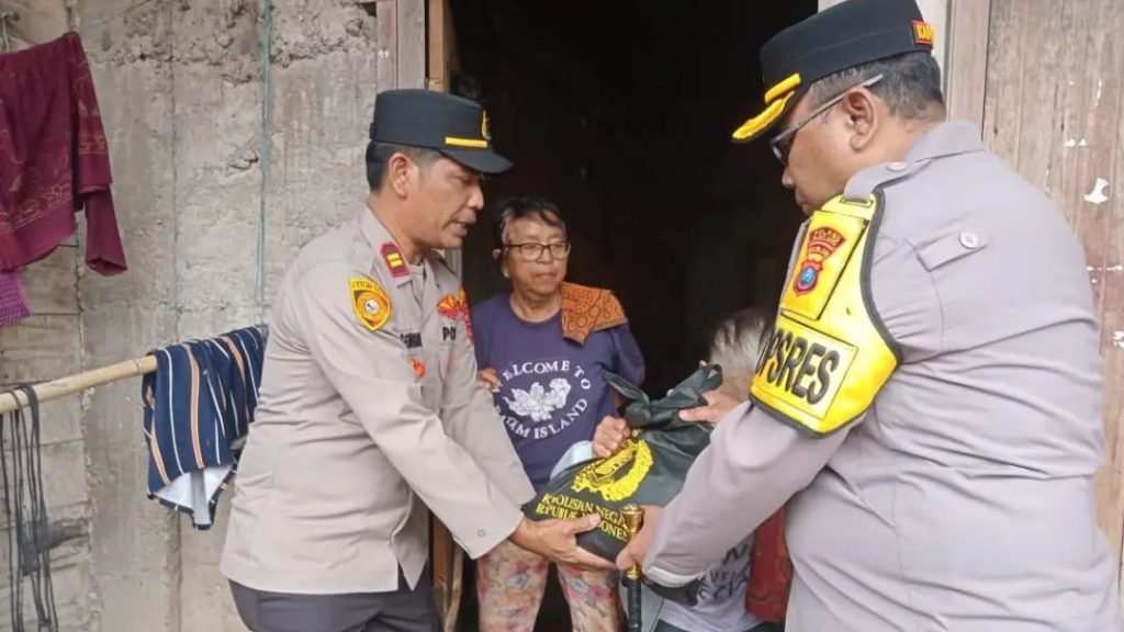 Kapolres Tanah Karo Serahkan Bantuan Sembako untuk Korban Banjir di Desa Kutambaru. (Dok. Polres Tanah Karo)