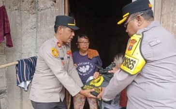 Kapolres Tanah Karo Serahkan Bantuan Sembako untuk Korban Banjir di Desa Kutambaru. (Dok. Polres Tanah Karo)