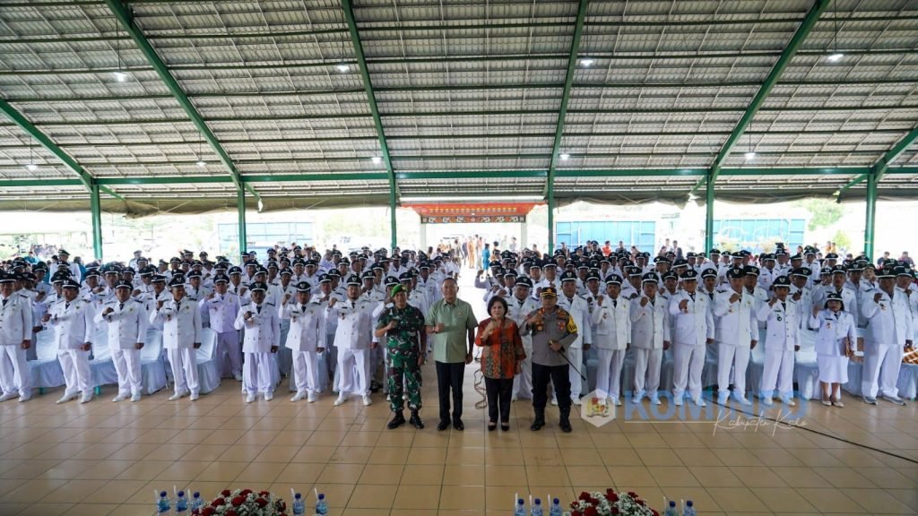 Bupati Karo kukuhkan perpanjangan masa jabatan kepala desa. (Dok. Kominfo Karo)