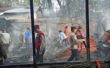Empat rumah di Kabanjahe ludes terbakar.