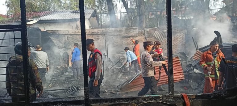 Empat rumah di Kabanjahe ludes terbakar.