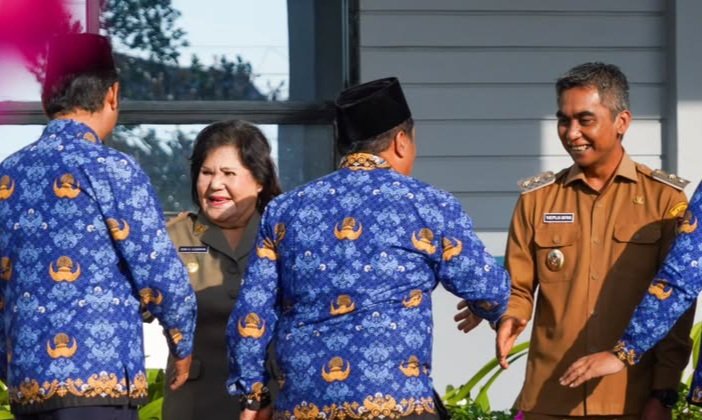Bupati Karo Cory Sebayang pimpin apel gabungan di akhir masa jabatan.