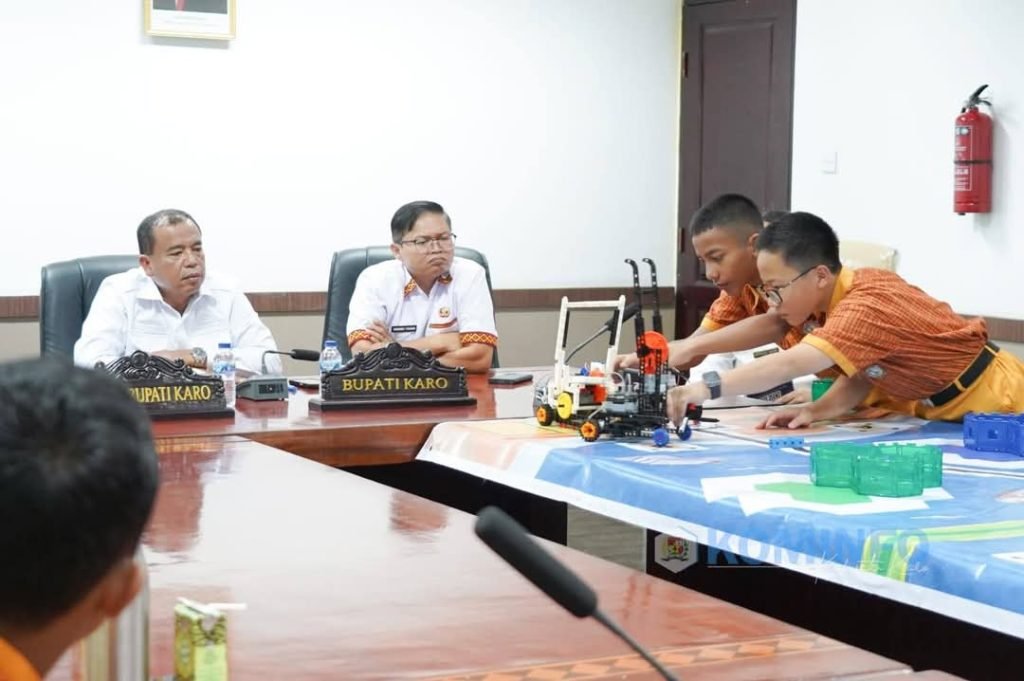 Bupati Karo Berangkatkan Peserta Kompetisi Robotik Nasional di Bandung