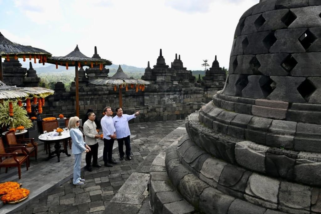 Presiden Macron Tolak Gunakan Stairlift, Pilih Jalan Kaki ke Puncak Borobudur