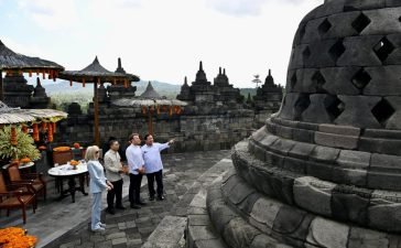 Presiden Macron Tolak Gunakan Stairlift, Pilih Jalan Kaki ke Puncak Borobudur