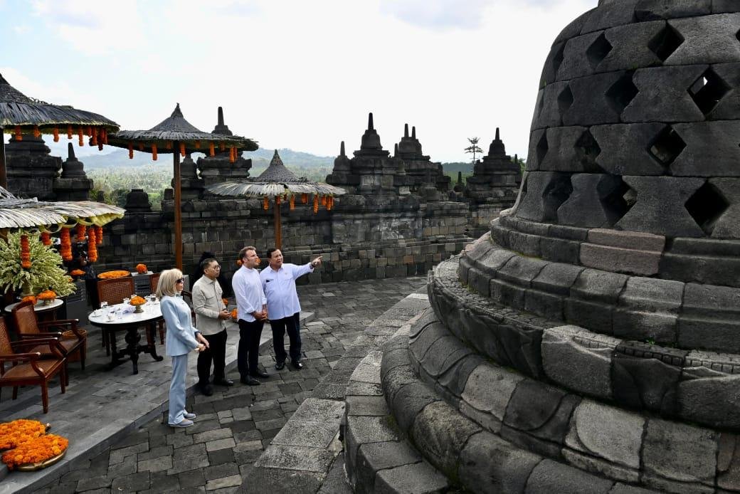 Presiden Macron Tolak Gunakan Stairlift, Pilih Jalan Kaki ke Puncak Borobudur