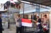 Kapolres Tanah Karo Bagikan Bendera Merah Putih ke Warga