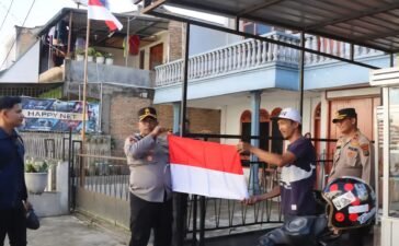Kapolres Tanah Karo Bagikan Bendera Merah Putih ke Warga