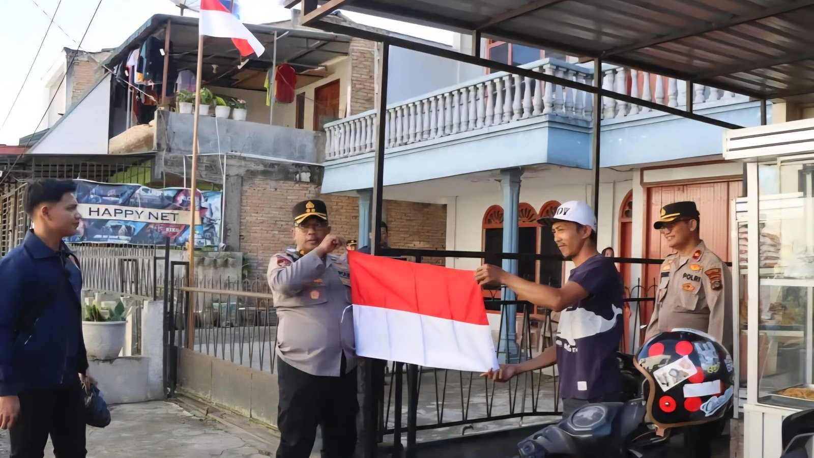 Kapolres Tanah Karo Bagikan Bendera Merah Putih ke Warga